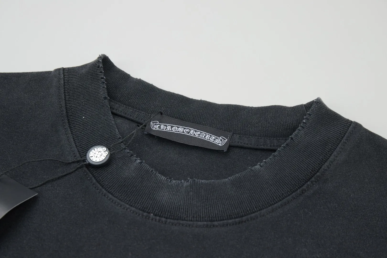 🅿️230 ✨CH✨🆕25SS spring and summer new style ✝Fresh rhinestone short sleeves Light luxury essential item for daily commuting for men and women Correct version Welcome to compare Detailed features · 280g 100% pure cotton double yarn jersey fabric · Custom dyed in the same vat, special thickened 32 count double-ply 1X1 thread · Imported Australian pearlescent diamonds✝patterns➕hardware nuts are stamped at high temperature. Ready-made garments are dyed, then faded, fried snowflakes and frayed, then washed to make them look old. General washing improves the effect · Double-needle stitching and seam-crossing process · Original main mark washed tag brand moisture-proof paper packaging Color: black/gray/orange/blue Size: S/M/L/XL